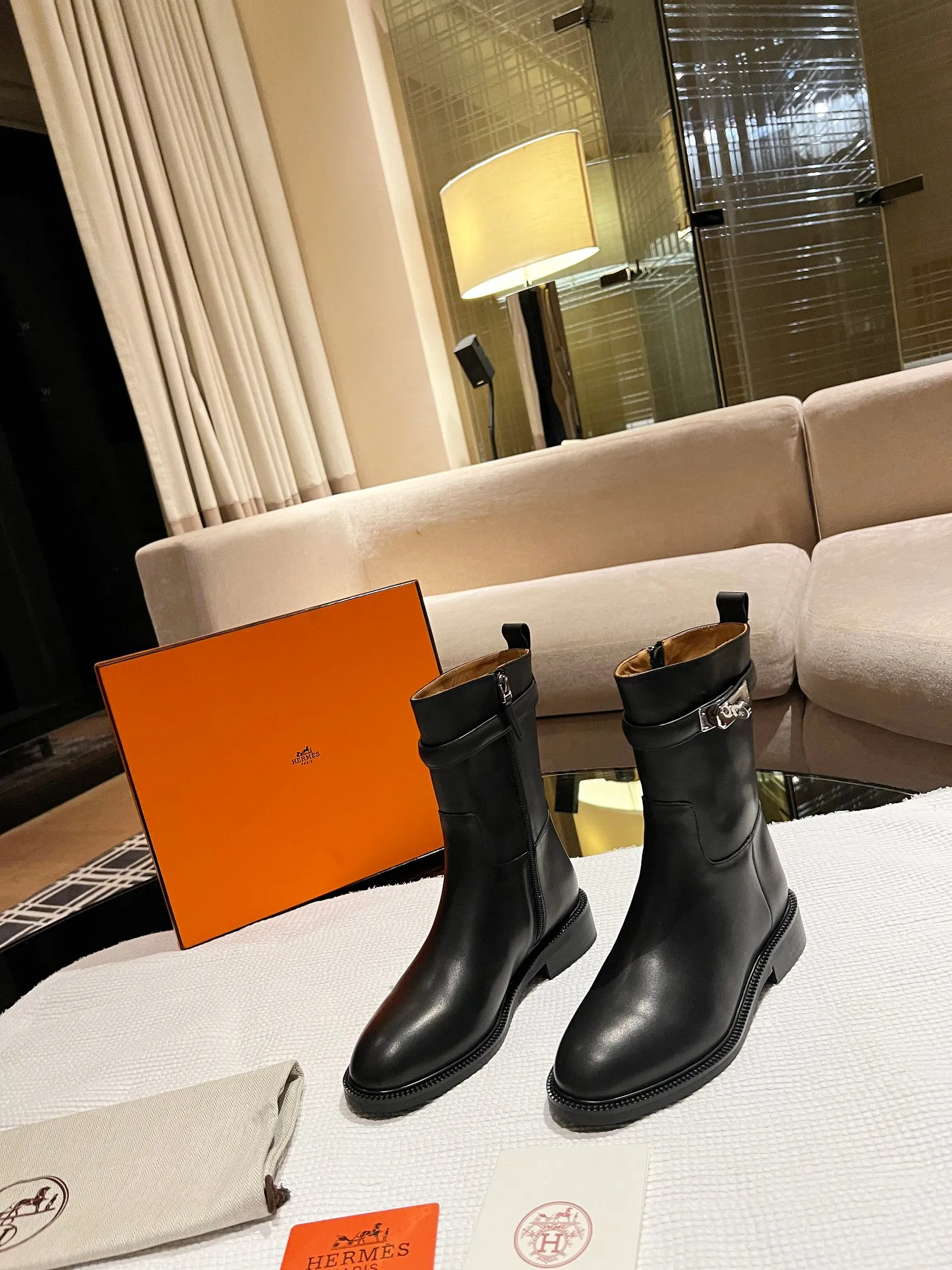 👟👟Ex-factory price 640👟👟 Top version Purchase the original 3D three-dimensional last leg craft boot shaft that does not deform in three dimensions H Home 2025 autumn and winter new HERMES Hermès classic long boots, naturally have unique craftsmanship and quality. The leather of this boot is all imported and customized, and the inner material is also imported custom cowhide. It is easy to wear, comfortable and looks good in everything. It is a must-have autumn and winter style, and the style lasts forever. It is a knight boot that will never go out of style no matter how you wear it. Upper: Imported original calfskin Lining: Imported cowhide lining Size: Female 35-39 (40 41 non-returnable and non-exchangeable)